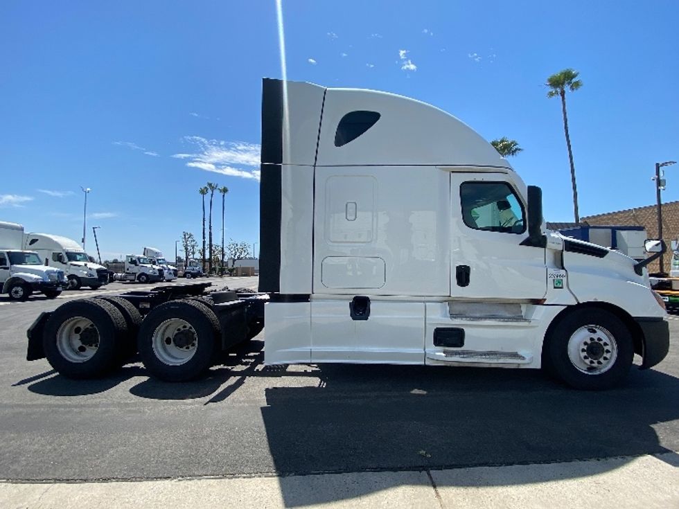 Sleeper Tractor-Heavy Duty Tractors-Freightliner-2024-T12664ST-Fontana-CA-750,800\n\t\tmiles-$ 65,000 - Image 8