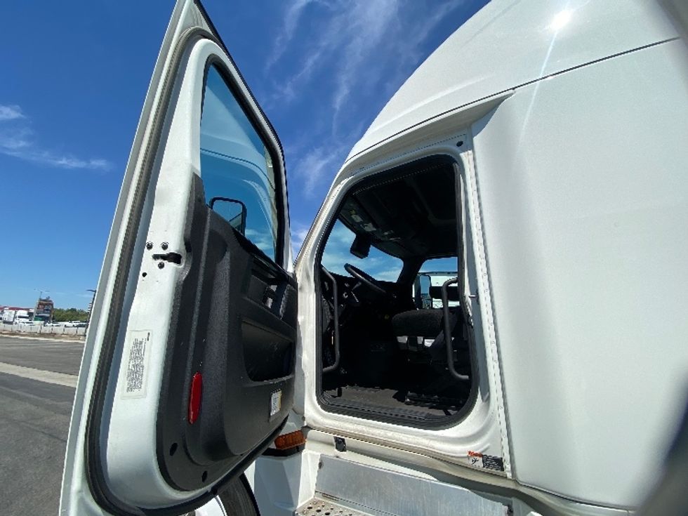 Sleeper Tractor-Heavy Duty Tractors-Freightliner-2024-T12664ST-Fontana-CA-750,800\n\t\tmiles-$ 65,000 - Image 9