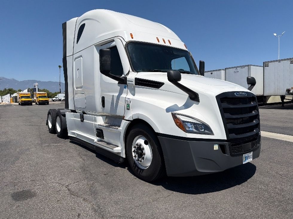 Sleeper Tractor-Heavy Duty Tractors-Freightliner-2024-T12664ST-Fontana-CA-758,636\n\t\tmiles-$ 61,750 - Image 1