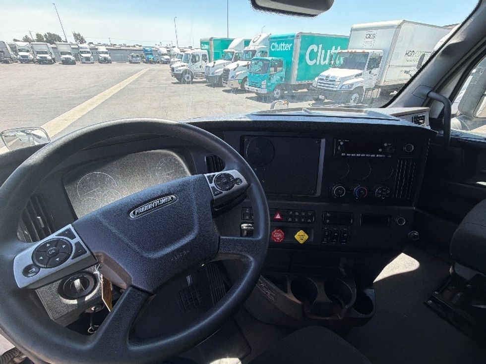 Sleeper Tractor-Heavy Duty Tractors-Freightliner-2024-T12664ST-Fontana-CA-758,636\n\t\tmiles-$ 61,750 - Image 11