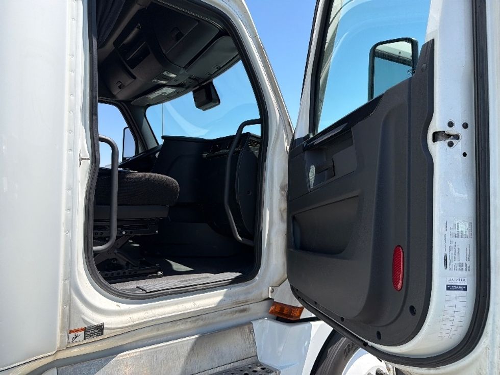 Sleeper Tractor-Heavy Duty Tractors-Freightliner-2024-T12664ST-Fontana-CA-758,636\n\t\tmiles-$ 61,750 - Image 13