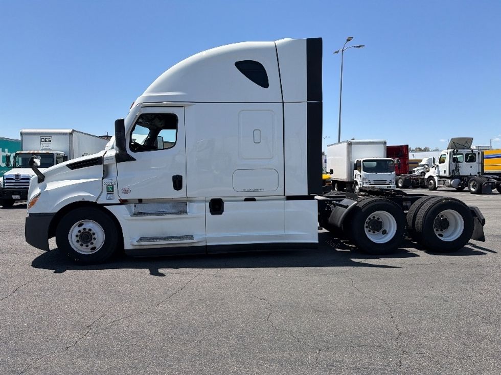 Sleeper Tractor-Heavy Duty Tractors-Freightliner-2024-T12664ST-Fontana-CA-758,636\n\t\tmiles-$ 61,750 - Image 4
