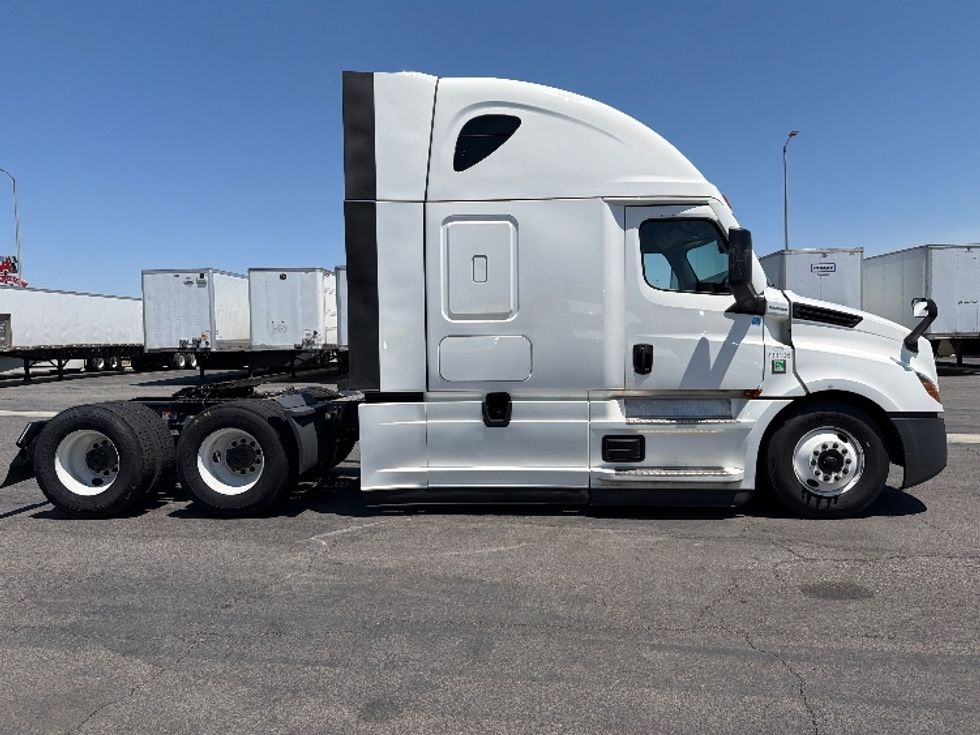 Sleeper Tractor-Heavy Duty Tractors-Freightliner-2024-T12664ST-Fontana-CA-758,636\n\t\tmiles-$ 61,750 - Image 8