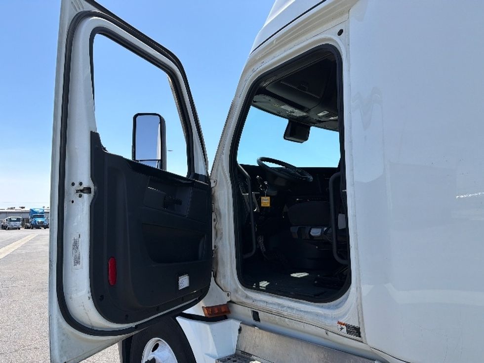 Sleeper Tractor-Heavy Duty Tractors-Freightliner-2024-T12664ST-Fontana-CA-758,636\n\t\tmiles-$ 61,750 - Image 9