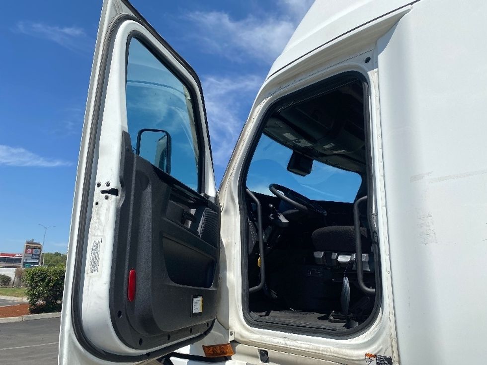 Sleeper Tractor-Heavy Duty Tractors-Freightliner-2024-T12664ST-Fontana-CA-847,850\n\t\tmiles-$ 53,750 - Image 9