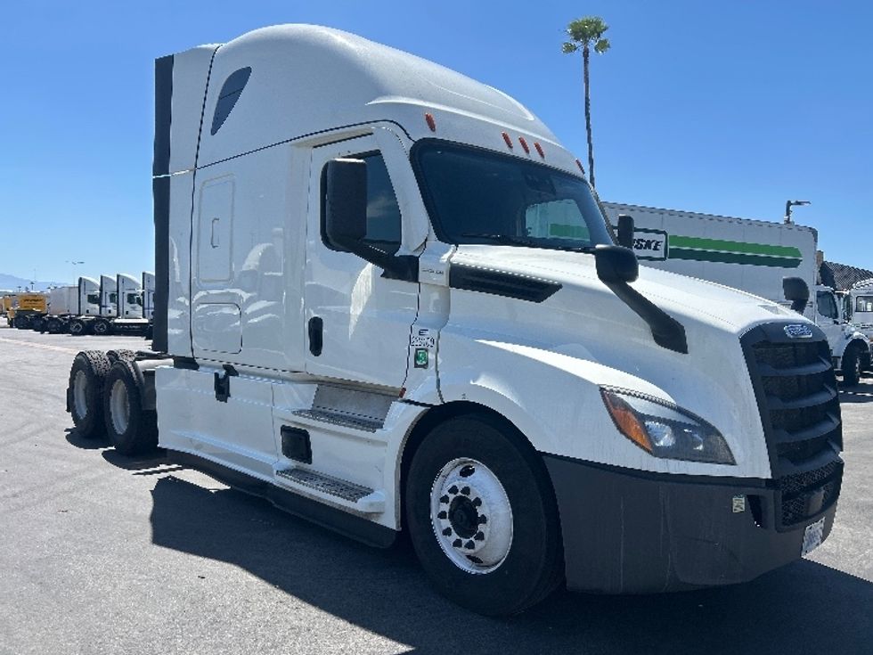 Sleeper Tractor-Heavy Duty Tractors-Freightliner-2024-T12664ST-Fontana-CA-868,088\n\t\tmiles-$ 51,500 - Image 1