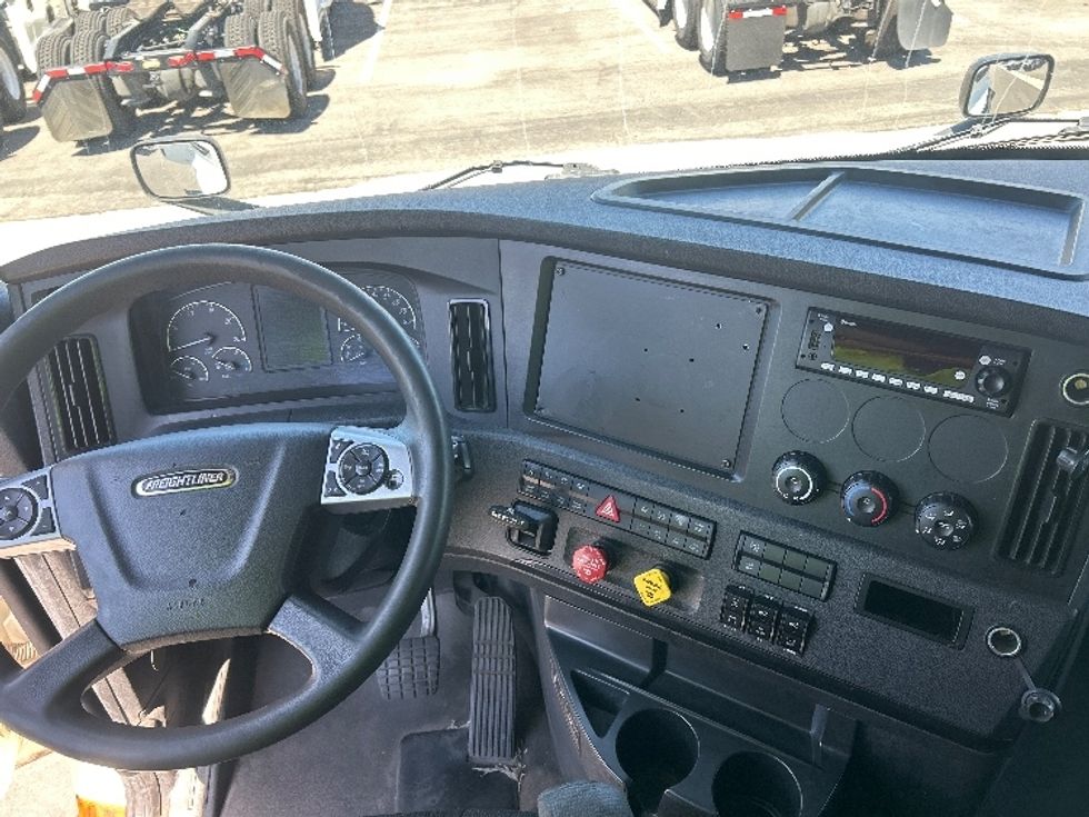 Sleeper Tractor-Heavy Duty Tractors-Freightliner-2024-T12664ST-Fontana-CA-868,088\n\t\tmiles-$ 51,500 - Image 11