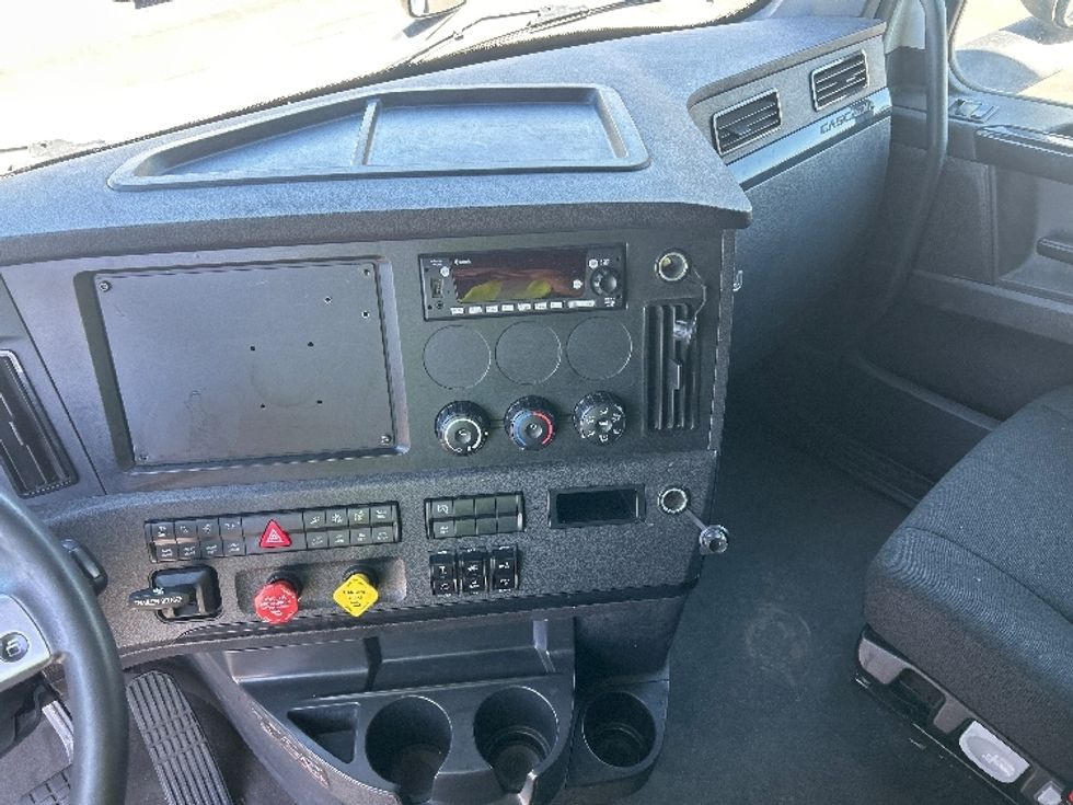 Sleeper Tractor-Heavy Duty Tractors-Freightliner-2024-T12664ST-Fontana-CA-868,088\n\t\tmiles-$ 51,500 - Image 12