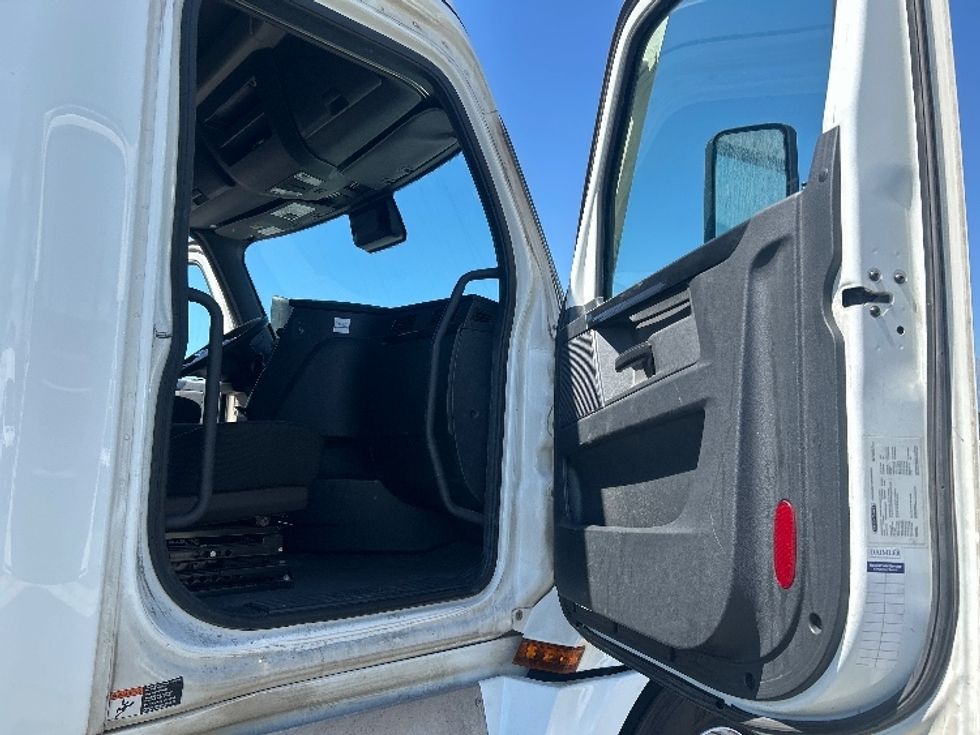 Sleeper Tractor-Heavy Duty Tractors-Freightliner-2024-T12664ST-Fontana-CA-868,088\n\t\tmiles-$ 51,500 - Image 13