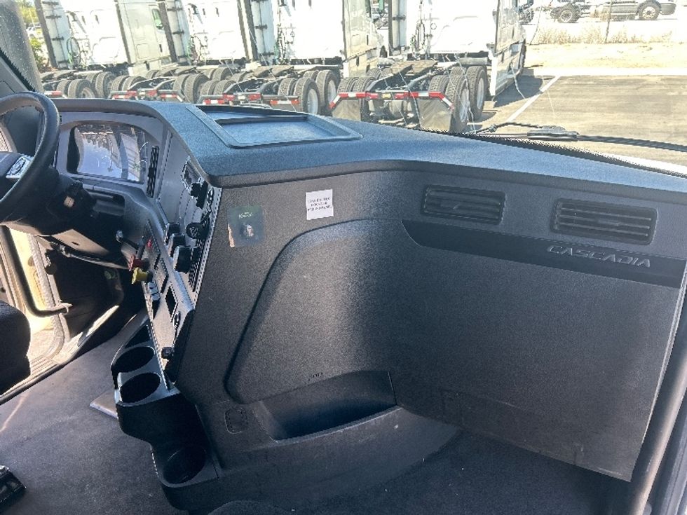 Sleeper Tractor-Heavy Duty Tractors-Freightliner-2024-T12664ST-Fontana-CA-868,088\n\t\tmiles-$ 51,500 - Image 14