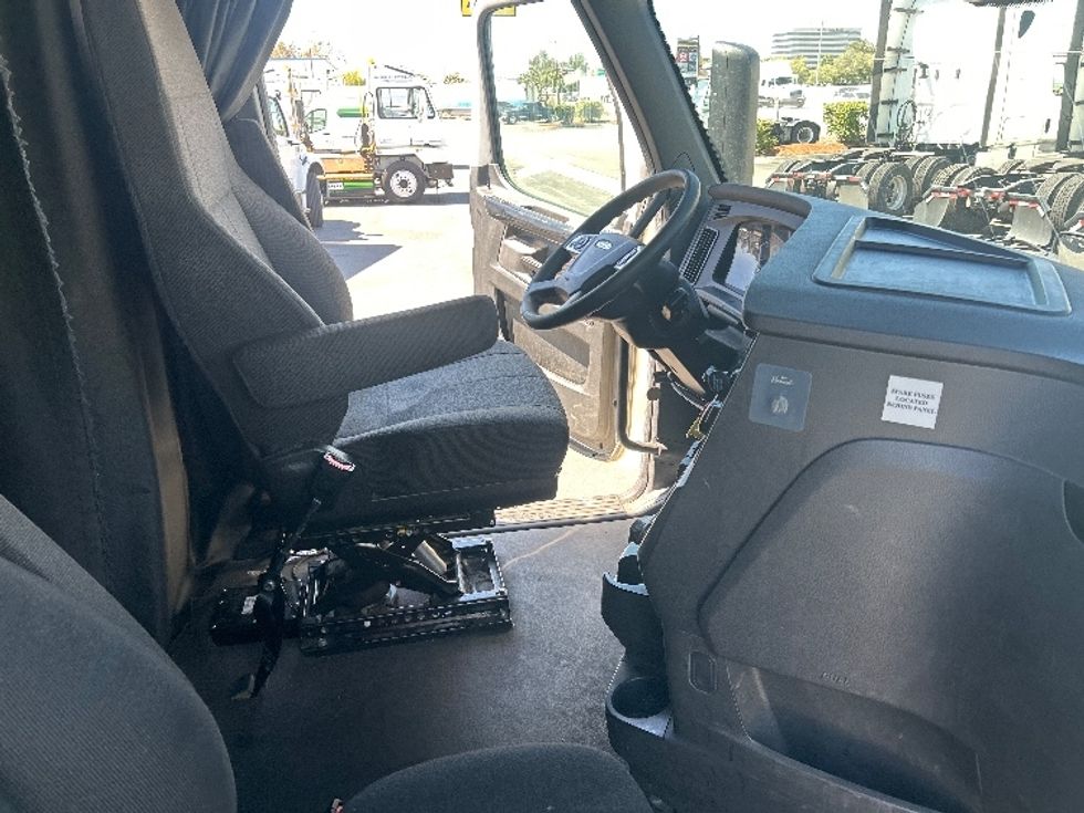 Sleeper Tractor-Heavy Duty Tractors-Freightliner-2024-T12664ST-Fontana-CA-868,088\n\t\tmiles-$ 51,500 - Image 15