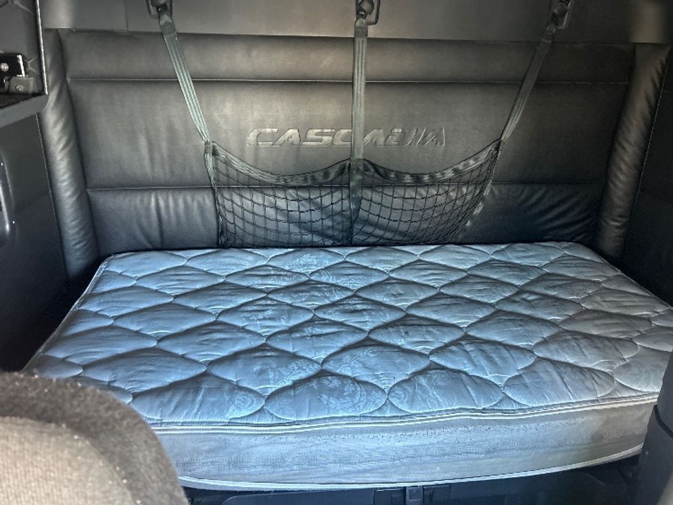 Sleeper Tractor-Heavy Duty Tractors-Freightliner-2024-T12664ST-Fontana-CA-868,088\n\t\tmiles-$ 51,500 - Image 16