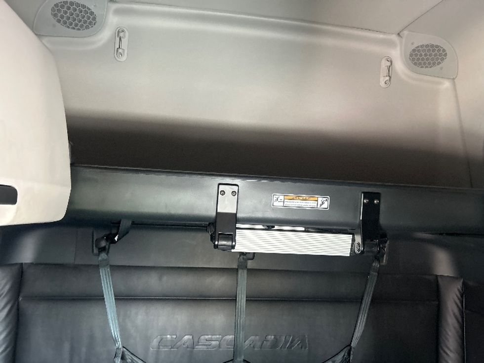 Sleeper Tractor-Heavy Duty Tractors-Freightliner-2024-T12664ST-Fontana-CA-868,088\n\t\tmiles-$ 51,500 - Image 17