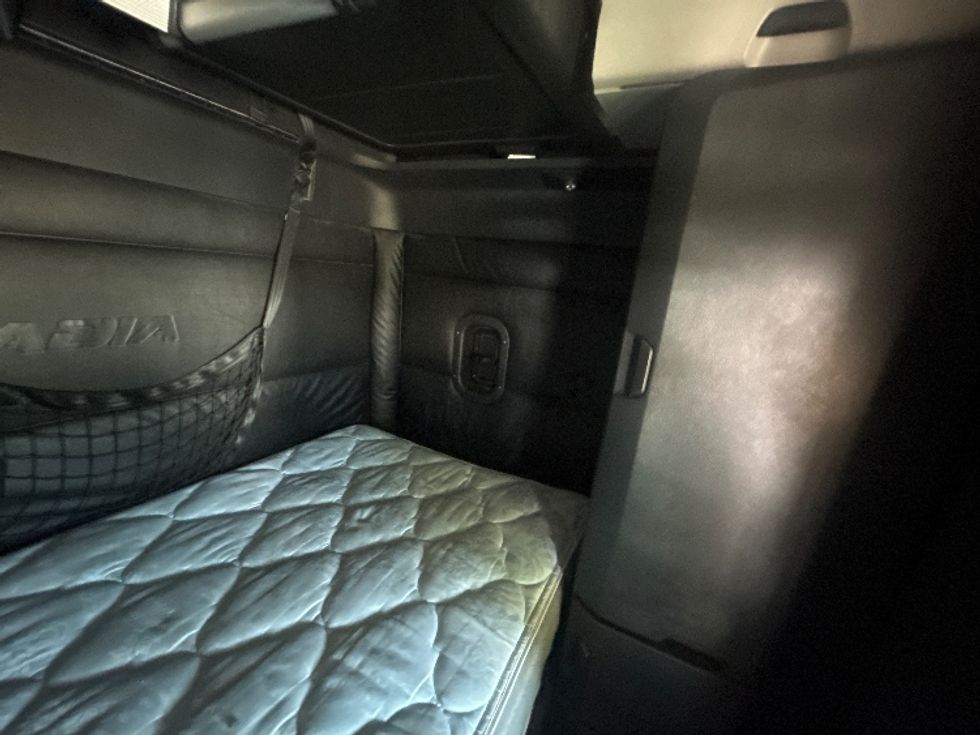 Sleeper Tractor-Heavy Duty Tractors-Freightliner-2024-T12664ST-Fontana-CA-868,088\n\t\tmiles-$ 51,500 - Image 18