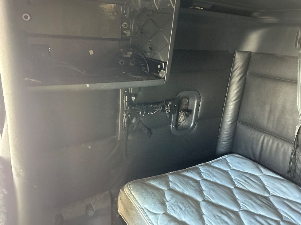 Sleeper Tractor-Heavy Duty Tractors-Freightliner-2024-T12664ST-Fontana-CA-868,088\n\t\tmiles-$ 51,500 - Image 19