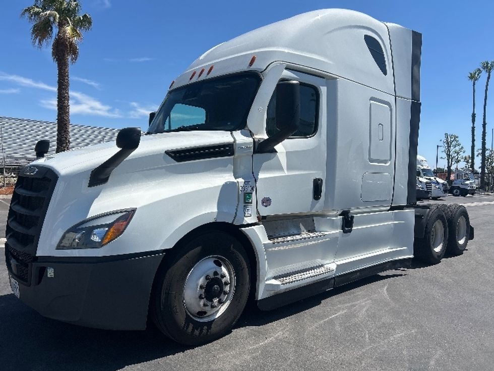 Sleeper Tractor-Heavy Duty Tractors-Freightliner-2024-T12664ST-Fontana-CA-868,088\n\t\tmiles-$ 51,500 - Image 3
