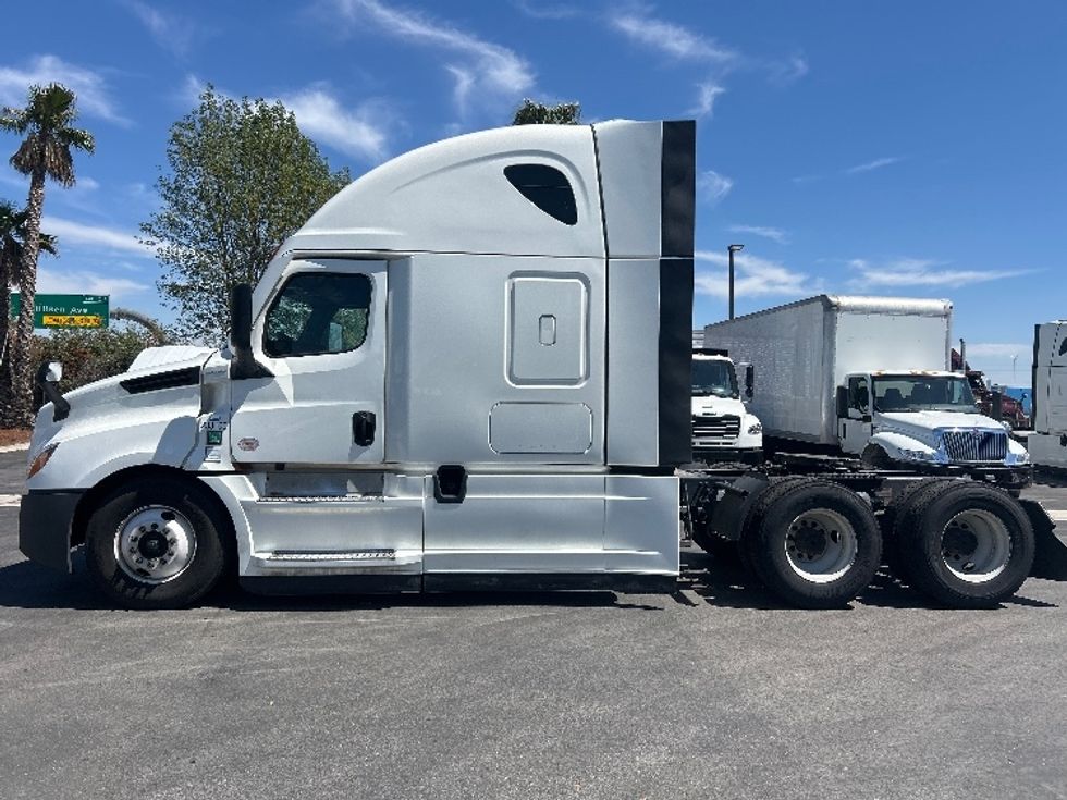 Sleeper Tractor-Heavy Duty Tractors-Freightliner-2024-T12664ST-Fontana-CA-868,088\n\t\tmiles-$ 51,500 - Image 4