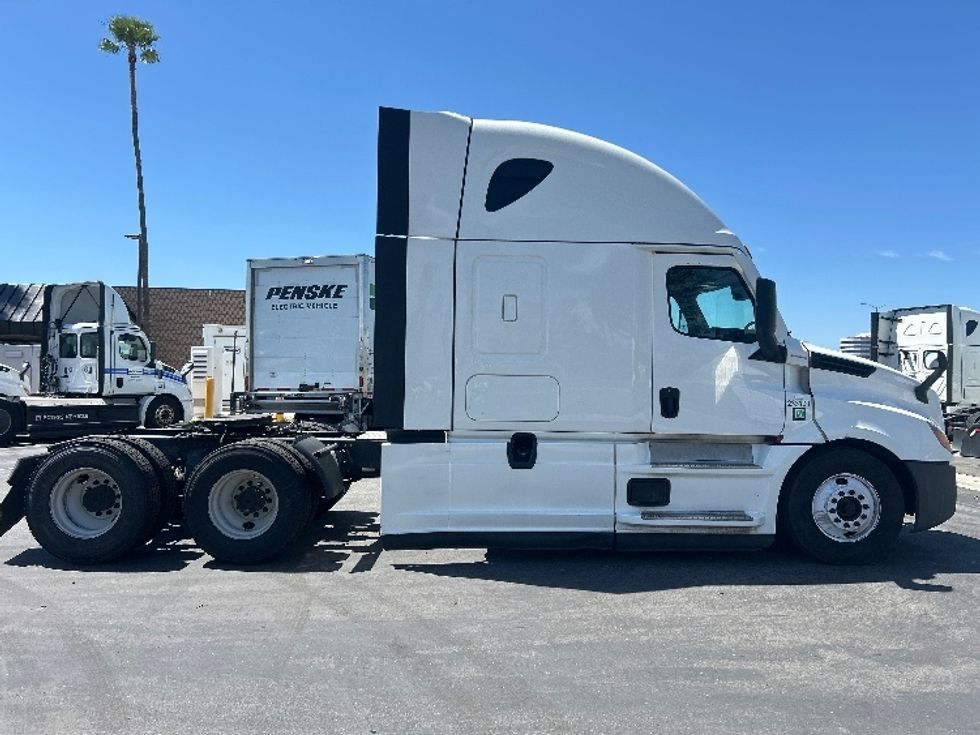 Sleeper Tractor-Heavy Duty Tractors-Freightliner-2024-T12664ST-Fontana-CA-868,088\n\t\tmiles-$ 51,500 - Image 8