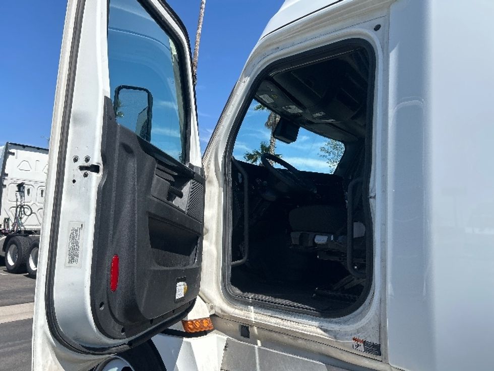 Sleeper Tractor-Heavy Duty Tractors-Freightliner-2024-T12664ST-Fontana-CA-868,088\n\t\tmiles-$ 51,500 - Image 9