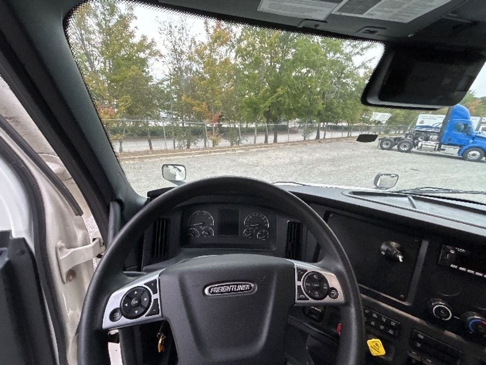 Sleeper Tractor-Heavy Duty Tractors-Freightliner-2024-T12664ST-Forest Park-GA-577,054\n\t\tmiles-$ 87,250 - Image 11