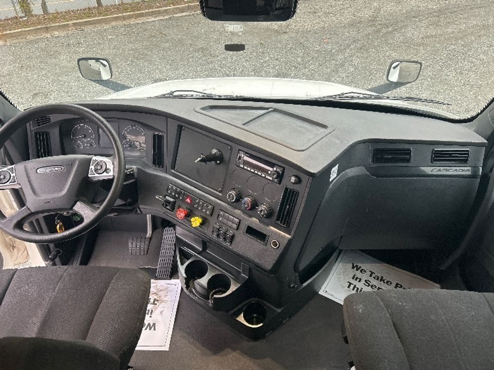 Sleeper Tractor-Heavy Duty Tractors-Freightliner-2024-T12664ST-Forest Park-GA-577,054\n\t\tmiles-$ 87,250 - Image 12