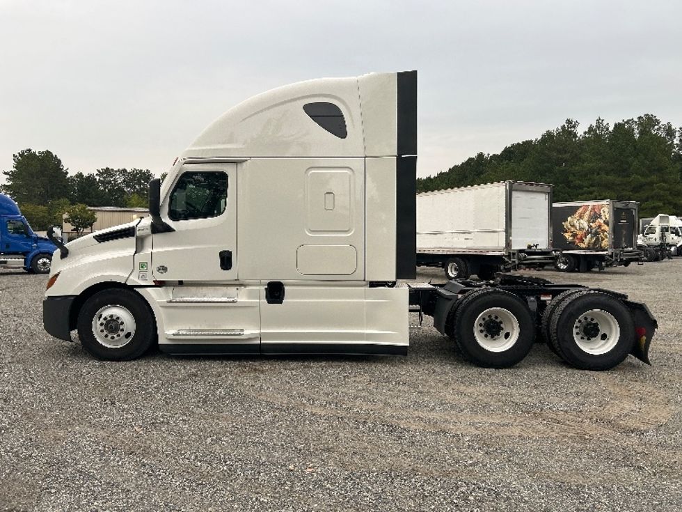 Sleeper Tractor-Heavy Duty Tractors-Freightliner-2024-T12664ST-Forest Park-GA-577,054\n\t\tmiles-$ 87,250 - Image 4