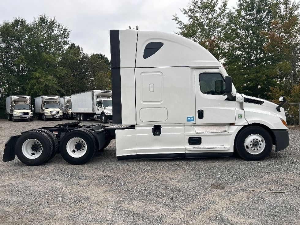 Sleeper Tractor-Heavy Duty Tractors-Freightliner-2024-T12664ST-Forest Park-GA-577,054\n\t\tmiles-$ 87,250 - Image 8