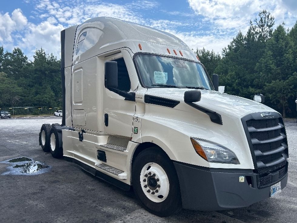 Sleeper Tractor-Heavy Duty Tractors-Freightliner-2024-T12664ST-Forest Park-GA-703,537\n\t\tmiles-$ 70,250 - Image 1