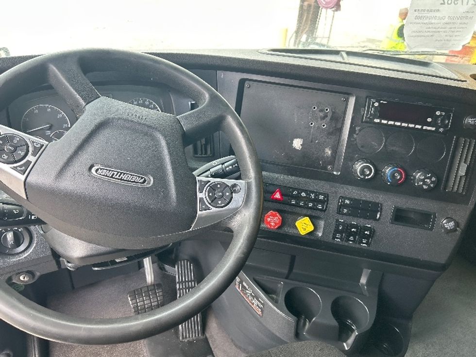 Sleeper Tractor-Heavy Duty Tractors-Freightliner-2024-T12664ST-Forest Park-GA-703,537\n\t\tmiles-$ 70,250 - Image 11