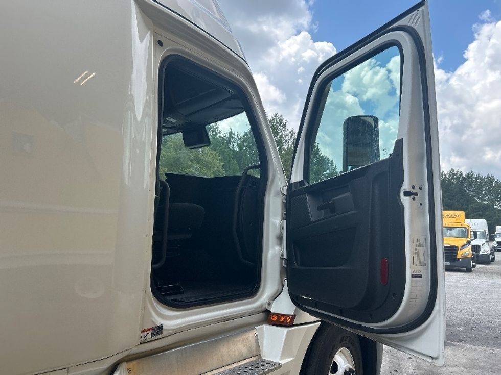 Sleeper Tractor-Heavy Duty Tractors-Freightliner-2024-T12664ST-Forest Park-GA-703,537\n\t\tmiles-$ 70,250 - Image 13