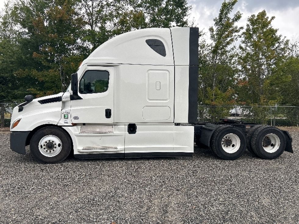 Sleeper Tractor-Heavy Duty Tractors-Freightliner-2024-T12664ST-Forest Park-GA-703,537\n\t\tmiles-$ 70,250 - Image 4