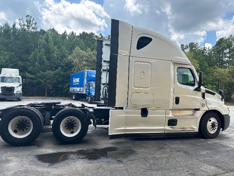 Sleeper Tractor-Heavy Duty Tractors-Freightliner-2024-T12664ST-Forest Park-GA-703,537\n\t\tmiles-$ 70,250 - Image 8