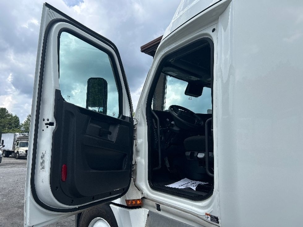 Sleeper Tractor-Heavy Duty Tractors-Freightliner-2024-T12664ST-Forest Park-GA-703,537\n\t\tmiles-$ 70,250 - Image 9