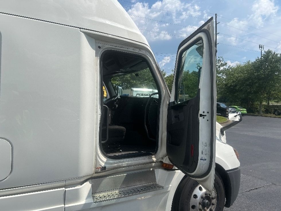 Sleeper Tractor-Heavy Duty Tractors-Freightliner-2024-T12664ST-Forest Park-GA-778,147\n\t\tmiles-$ 63,750 - Image 13