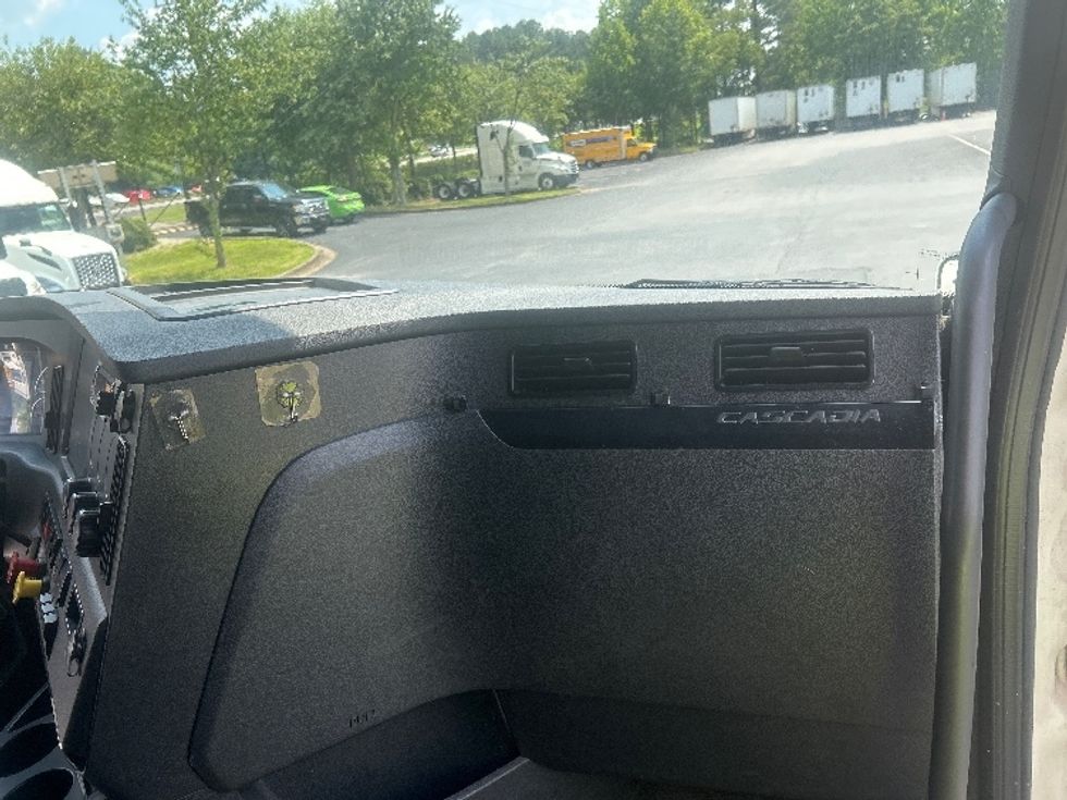 Sleeper Tractor-Heavy Duty Tractors-Freightliner-2024-T12664ST-Forest Park-GA-778,147\n\t\tmiles-$ 63,750 - Image 14