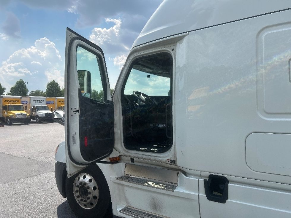 Sleeper Tractor-Heavy Duty Tractors-Freightliner-2024-T12664ST-Forest Park-GA-778,147\n\t\tmiles-$ 63,750 - Image 9