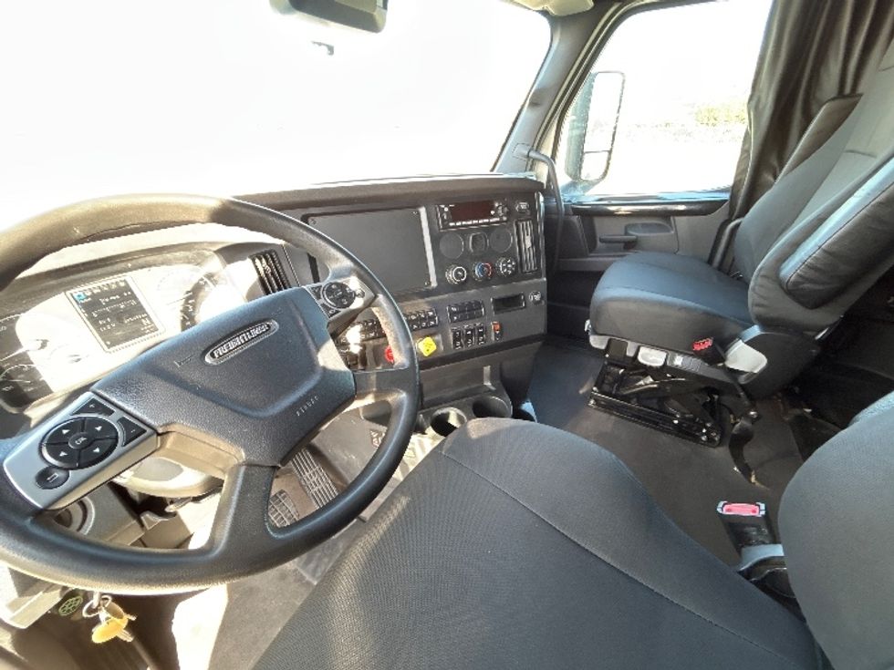 Sleeper Tractor-Heavy Duty Tractors-Freightliner-2024-T12664ST-Fort Worth-TX-293,698\n\t\tmiles-$ 113,500 - Image 10