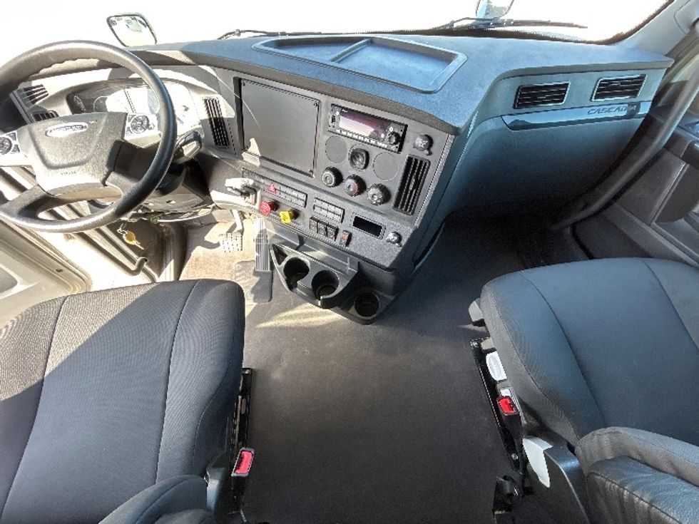 Sleeper Tractor-Heavy Duty Tractors-Freightliner-2024-T12664ST-Fort Worth-TX-293,698\n\t\tmiles-$ 113,500 - Image 12