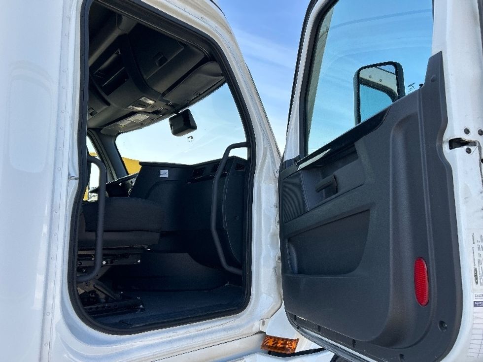 Sleeper Tractor-Heavy Duty Tractors-Freightliner-2024-T12664ST-Fort Worth-TX-293,698\n\t\tmiles-$ 113,500 - Image 13