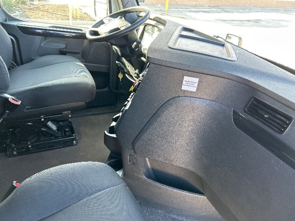 Sleeper Tractor-Heavy Duty Tractors-Freightliner-2024-T12664ST-Fort Worth-TX-293,698\n\t\tmiles-$ 113,500 - Image 15