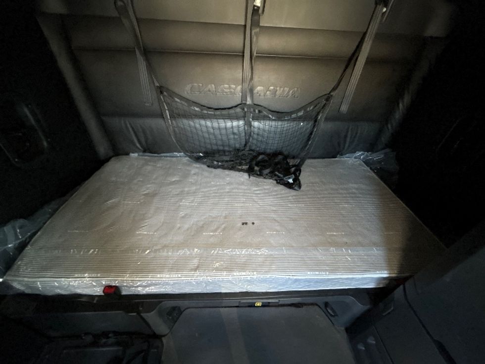 Sleeper Tractor-Heavy Duty Tractors-Freightliner-2024-T12664ST-Fort Worth-TX-293,698\n\t\tmiles-$ 113,500 - Image 17