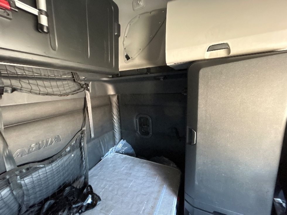 Sleeper Tractor-Heavy Duty Tractors-Freightliner-2024-T12664ST-Fort Worth-TX-293,698\n\t\tmiles-$ 113,500 - Image 18