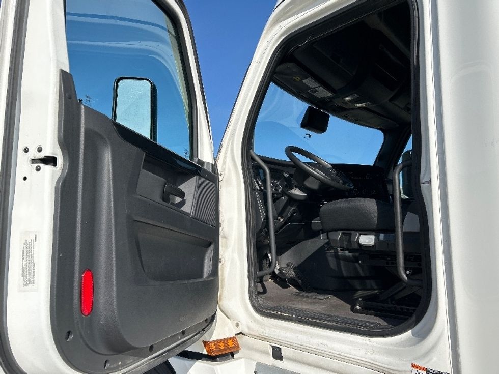 Sleeper Tractor-Heavy Duty Tractors-Freightliner-2024-T12664ST-Fort Worth-TX-293,698\n\t\tmiles-$ 113,500 - Image 9