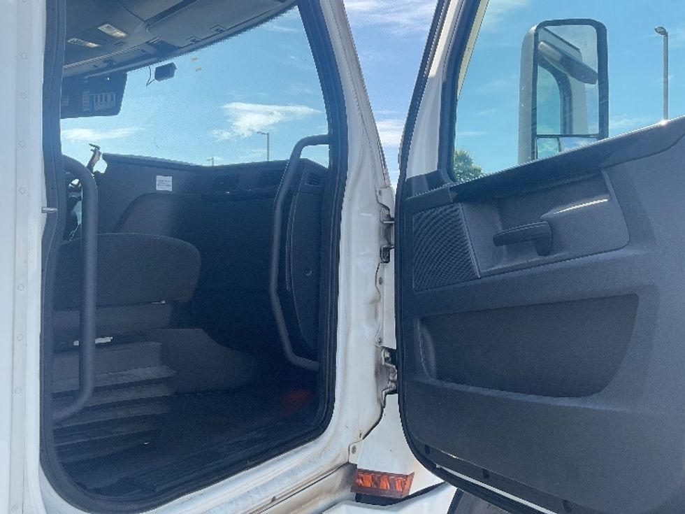 Sleeper Tractor-Heavy Duty Tractors-Freightliner-2024-T12664ST-Kansas City-MO-594,599\n\t\tmiles-$ 75,500 - Image 13