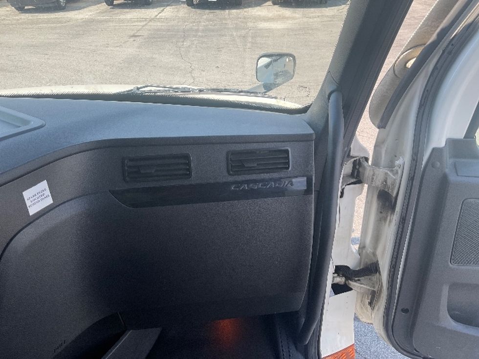 Sleeper Tractor-Heavy Duty Tractors-Freightliner-2024-T12664ST-Kansas City-MO-594,599\n\t\tmiles-$ 75,500 - Image 14