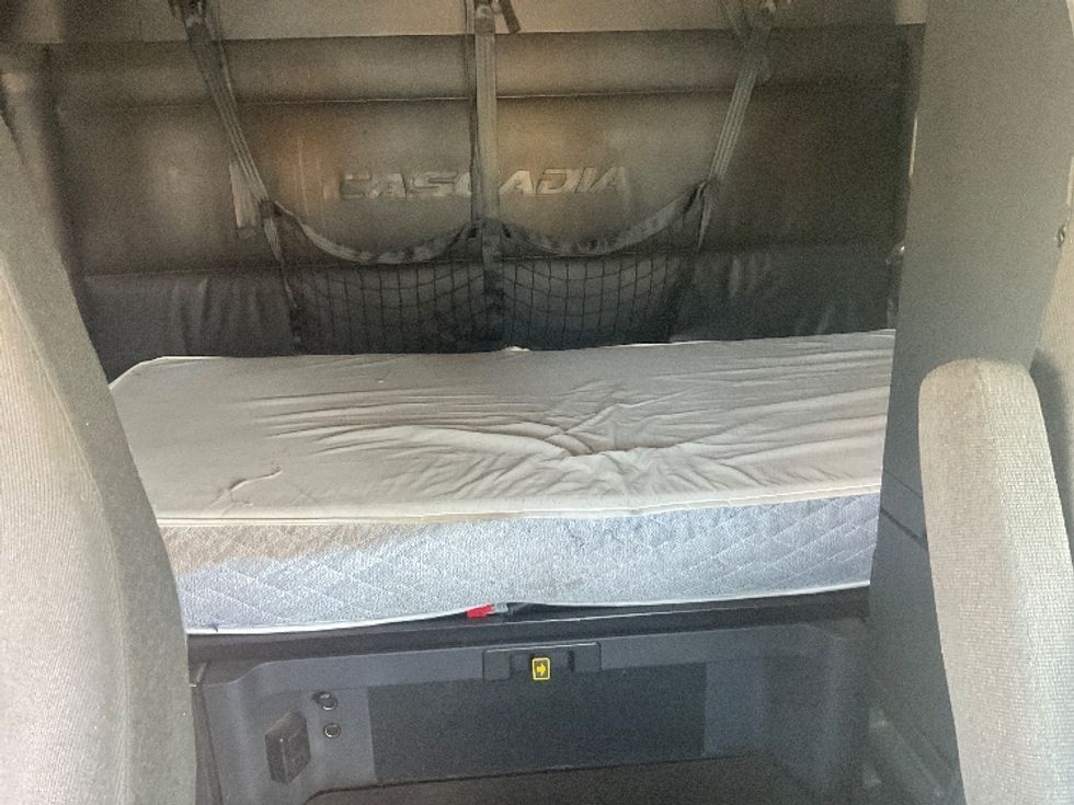 Sleeper Tractor-Heavy Duty Tractors-Freightliner-2024-T12664ST-Kansas City-MO-594,599\n\t\tmiles-$ 75,500 - Image 16