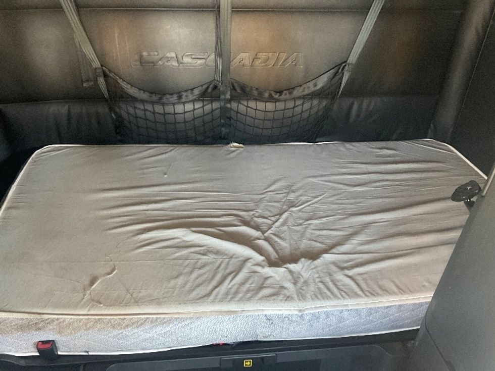 Sleeper Tractor-Heavy Duty Tractors-Freightliner-2024-T12664ST-Kansas City-MO-594,599\n\t\tmiles-$ 75,500 - Image 17