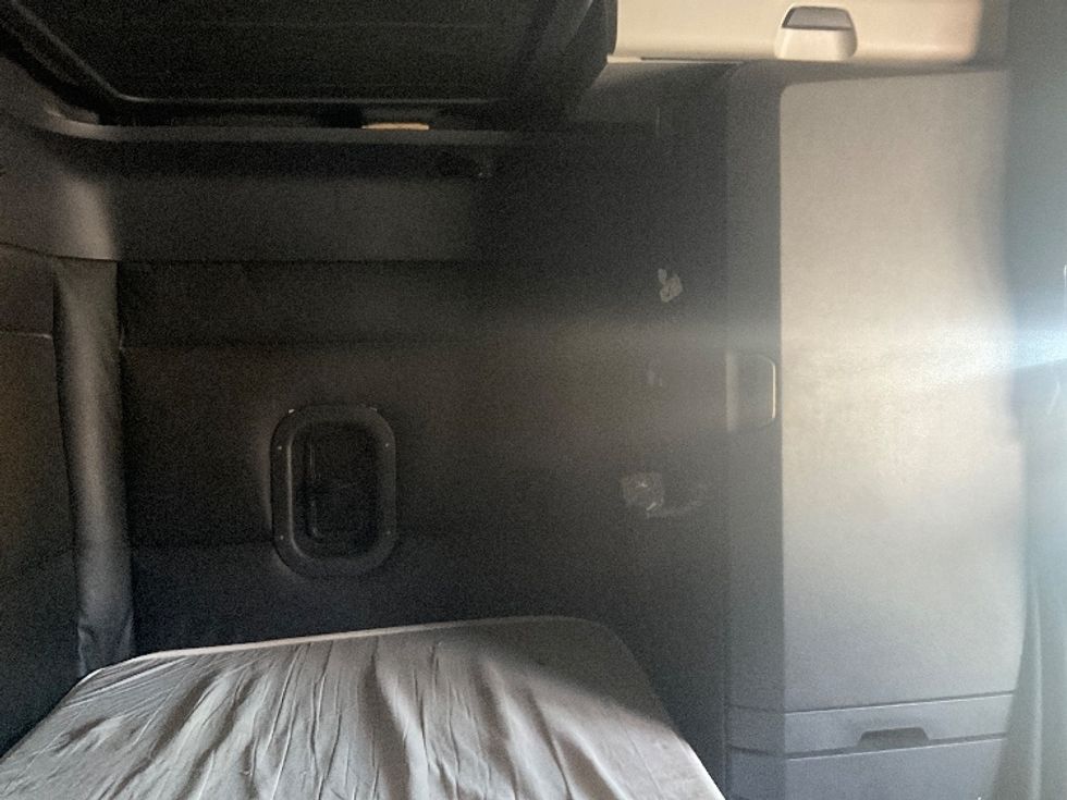 Sleeper Tractor-Heavy Duty Tractors-Freightliner-2024-T12664ST-Kansas City-MO-594,599\n\t\tmiles-$ 75,500 - Image 18