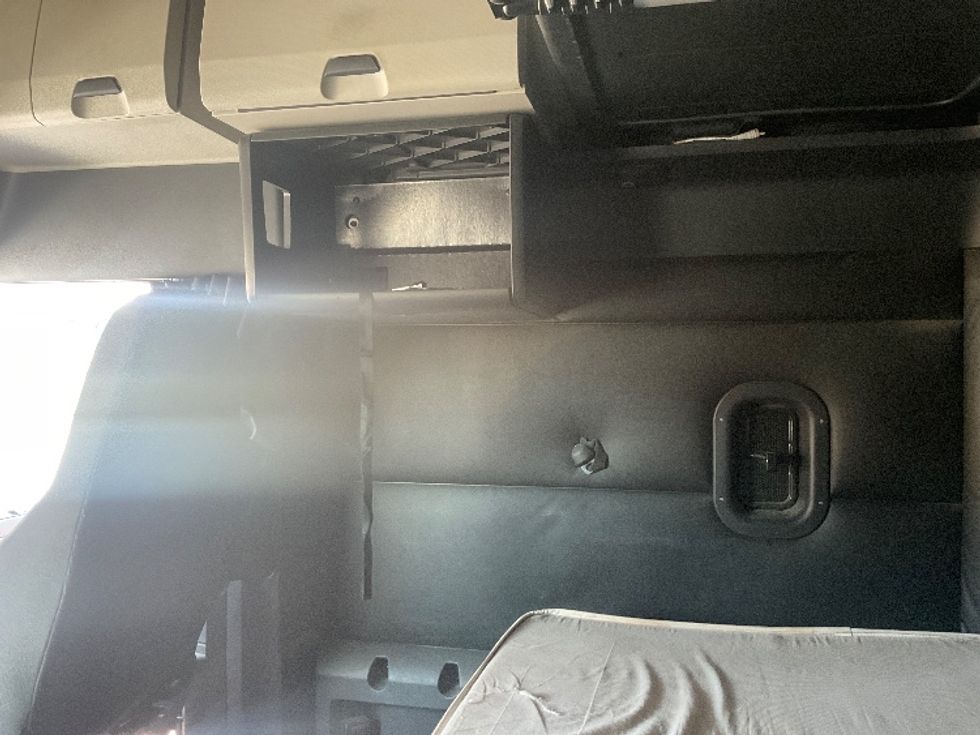 Sleeper Tractor-Heavy Duty Tractors-Freightliner-2024-T12664ST-Kansas City-MO-594,599\n\t\tmiles-$ 75,500 - Image 19