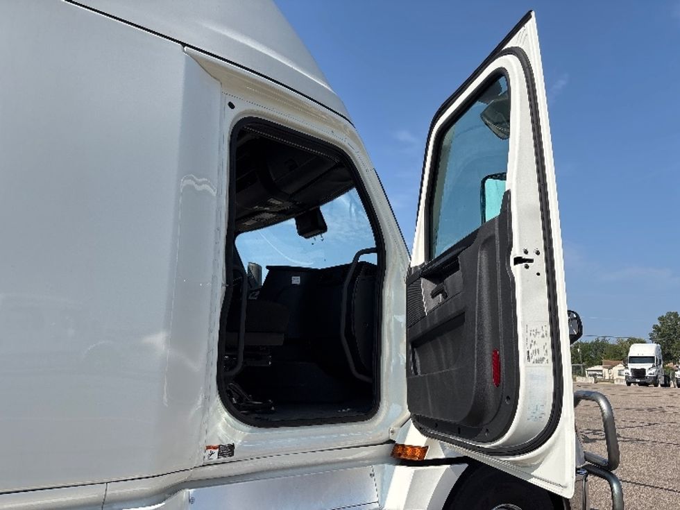 Sleeper Tractor-Heavy Duty Tractors-Freightliner-2024-T12664ST-Lansing-MI-548,846\n\t\tmiles-$ 83,750 - Image 13